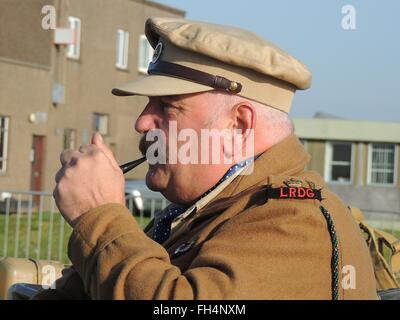 Einige Teilnehmer trugen als Teil der Vintage Militärfahrzeug-Anzeige auf der RAF Leuchars Air Show 2012 historischen Kostümen. Stockfoto