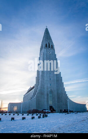 Hallgrimskirkja Kirche befindet sich über der Stadt Computerschach in Island und ist ein muss auf einer Reise in die Hauptstadt besuchen Stockfoto