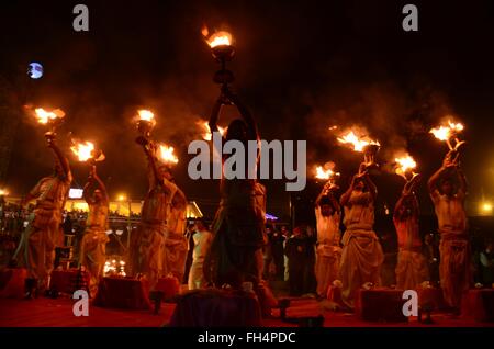 Allahabad, Uttar Pradesh, Indien. 24. Februar 2016. Allahabad: Priester drehen traditionellen Öllampen als sie Durchführung Aarti während Triveni Mahotsav Festival am Ufer des Flusses Yamuna in Allahabad am 24.02.2016. Foto von Prabhat Kumar Verma © Prabhat Kumar Verma/ZUMA Draht/Alamy Live News Stockfoto