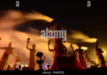 Allahabad, Uttar Pradesh, Indien. 24. Februar 2016. Allahabad: Priester drehen traditionelle Rauch Lampen als sie Durchführung Aarti während Triveni Mahotsav Festival am Ufer des Flusses Yamuna in Allahabad am 24.02.2016. Foto von Prabhat Kumar Verma © Prabhat Kumar Verma/ZUMA Draht/Alamy Live News Stockfoto