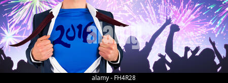 Zusammengesetztes Bild der Geschäftsmann sein Hemd-Superhelden-Stil zu öffnen Stockfoto