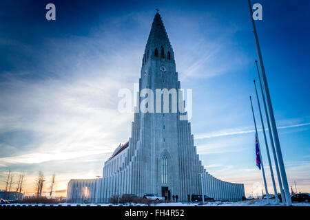 Hallgrimskirkja Kirche befindet sich über der Stadt Computerschach in Island und ist ein muss auf einer Reise in die Hauptstadt besuchen Stockfoto