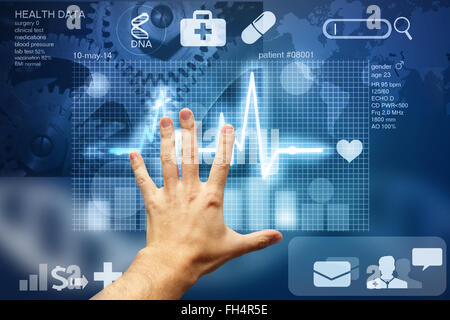 Hand zu berühren Bildschirm mit medizinischen Daten Stockfoto