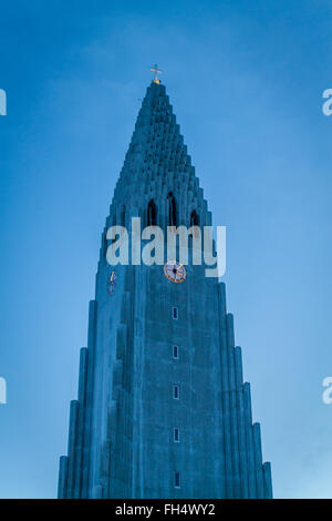 Hallgrimskirkja Kirche befindet sich über der Stadt Computerschach in Island und ist ein muss auf einer Reise in die Hauptstadt besuchen Stockfoto