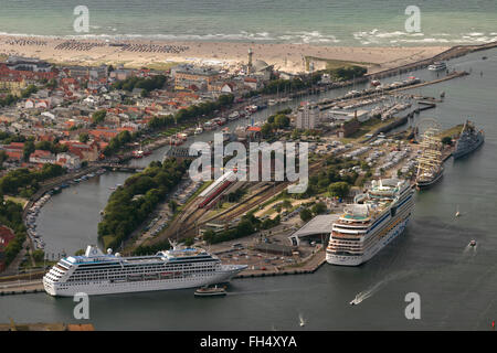 Luftaufnahme, Warnemünde, Rostock, Ostsee, Ostseeküste, Kreuzfahrthafen, Kreuzfahrten, Mecklenburg-Vorpommern, Deutschland, Europa Stockfoto