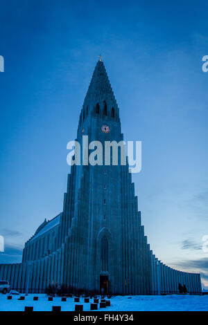 Hallgrimskirkja Kirche befindet sich über der Stadt Computerschach in Island und ist ein muss auf einer Reise in die Hauptstadt besuchen Stockfoto