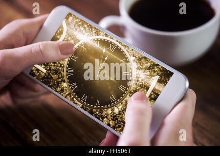 Zusammengesetztes Bild Frau mit smartphone Stockfoto