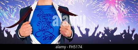 Zusammengesetztes Bild der Geschäftsmann sein Hemd-Superhelden-Stil zu öffnen Stockfoto