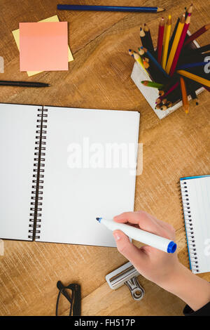 Zusammengesetztes Bild der Businesswomans Handschrift mit marker Stockfoto