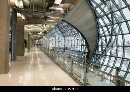 Suvarnabhumi Airport Terminal Architecture Bangkok Thailand // BANGKOK, Thailand — die industrielle Architektur in einem Terminal des Suvarnabhumi Airport Terminal, Bangkok, Thailand. Stockfoto