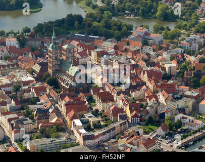 Luftaufnahme, Stralsund, mit dem Wasserschloss alte Stadt Insel Stralsund, Kirche St. Nikolai, Stralsund, Ostsee, Stockfoto