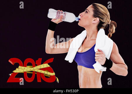 Zusammengesetztes Bild starke blonde aus Flasche Wasser trinken Stockfoto