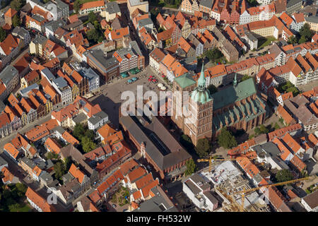 Luftaufnahme, Stralsund, mit dem Wasserschloss alte Stadt Insel Stralsund, Kirche St. Nikolai, Stralsund, Ostsee, Stockfoto