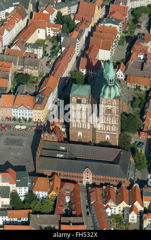 Luftaufnahme, Stralsund, mit dem Wasserschloss alte Stadt Insel Stralsund, Kirche St. Nikolai, Stralsund, Ostsee, Stockfoto