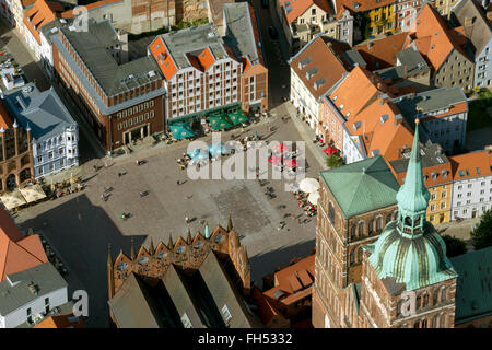 Luftaufnahme, Stralsund, mit dem Wasserschloss alte Stadt Insel Stralsund, Kirche St. Nikolai, Stralsund, Ostsee, Stockfoto