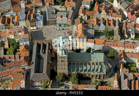 Luftaufnahme, Stralsund, mit dem Wasserschloss alte Stadt Insel Stralsund, Kirche St. Nikolai, Stralsund, Ostsee, Stockfoto