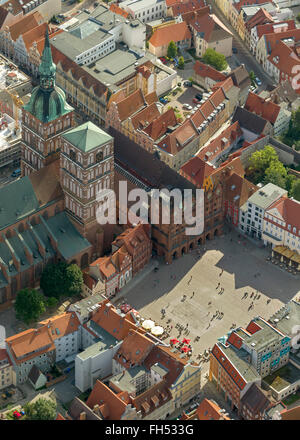 Luftaufnahme, Stralsund, mit dem Wasserschloss alte Stadt Insel Stralsund, Kirche St. Nikolai, Stralsund, Ostsee, Stockfoto