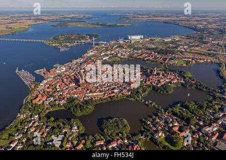 Luftaufnahme, Stralsund, mit dem Wasserschloss alte Stadt Insel Stralsund, Stralsund, Ostsee, Mecklenburg-Vorpommern, Deutschland, Stockfoto