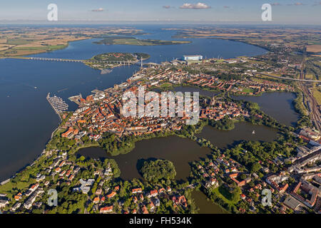 Luftaufnahme, Stralsund, mit dem Wasserschloss alte Stadt Insel Stralsund, Stralsund, Ostsee, Mecklenburg-Vorpommern, Deutschland, Stockfoto