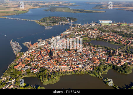 Luftaufnahme, Stralsund, mit dem Wasserschloss alte Stadt Insel Stralsund, Stralsund, Ostsee, Mecklenburg-Vorpommern, Deutschland, Stockfoto