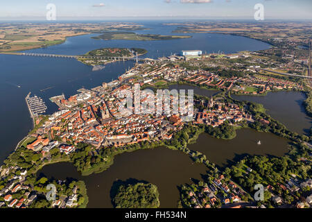 Luftaufnahme, Stralsund, mit dem Wasserschloss alte Stadt Insel Stralsund, Stralsund, Ostsee, Mecklenburg-Vorpommern, Deutschland, Stockfoto