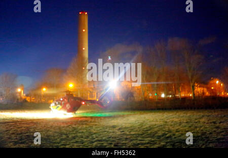 Didcot, Oxfordshire, Vereinigtes Königreich. 23. Februar 2016. Ein Mensch ist tot, und ein größeren Vorfall nach dem Einsturz eines Gebäudes in Didcot A Power Station erklärt wurde. South Central Ambulance Service sagte, dass es seine Ex-Bereich-Response-Team auf der Website, sowie drei Ambulanzen und die Air Ambulance gesendet hat. Ein Sprecher sagte: "Wir beschreiben es als ein Grossereignis." Thames Valley Police bestätigte Offiziere waren in der Szene aber haben nicht weitere Details veröffentlicht. Bildnachweis: Uknip/Alamy Live-Nachrichten Stockfoto