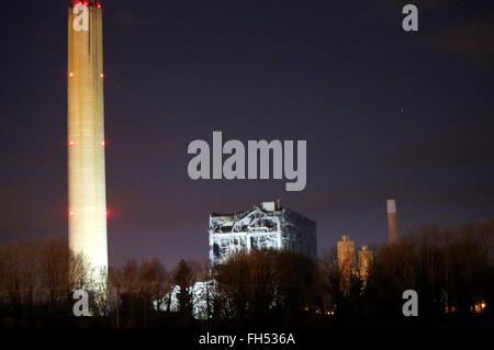 Didcot, Oxfordshire, Vereinigtes Königreich. 23. Februar 2016. Ein Mensch ist tot, und ein größeren Vorfall nach dem Einsturz eines Gebäudes in Didcot A Power Station erklärt wurde. South Central Ambulance Service sagte, dass es seine Ex-Bereich-Response-Team auf der Website, sowie drei Ambulanzen und die Air Ambulance gesendet hat. Ein Sprecher sagte: "Wir beschreiben es als ein Grossereignis." Thames Valley Police bestätigte Offiziere waren in der Szene aber haben nicht weitere Details veröffentlicht. Bildnachweis: Uknip/Alamy Live-Nachrichten Stockfoto