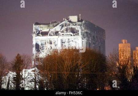 Didcot, Oxfordshire, Vereinigtes Königreich. 23. Februar 2016. Ein Mensch ist tot, und ein größeren Vorfall nach dem Einsturz eines Gebäudes in Didcot A Power Station erklärt wurde. South Central Ambulance Service sagte, dass es seine Ex-Bereich-Response-Team auf der Website, sowie drei Ambulanzen und die Air Ambulance gesendet hat. Ein Sprecher sagte: "Wir beschreiben es als ein Grossereignis." Thames Valley Police bestätigte Offiziere waren in der Szene aber haben nicht weitere Details veröffentlicht. Bildnachweis: Uknip/Alamy Live-Nachrichten Stockfoto