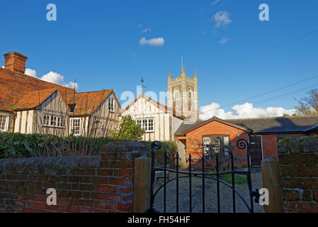 Blick über die Dächer in Richtung der Kirche im malerischen Dorf von Dedham, UK bekannt geworden durch Künstler John Constable. Stockfoto