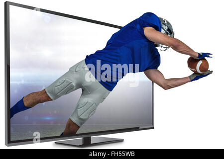 Zusammengesetztes Bild der Ball in der Luft fängt Spieler des amerikanischen Fußballs Stockfoto