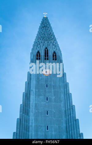 Hallgrimskirkja Kirche befindet sich über der Stadt Computerschach in Island und ist ein muss auf einer Reise in die Hauptstadt besuchen Stockfoto