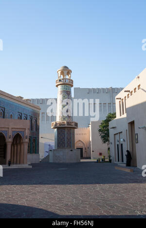 Arabische Dame neben Katara Masjid, Katara Cultural Village, Katar, Stockfoto