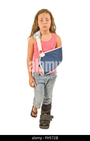 Kleines Mädchen mit Armschlinge und Fuß-Cast Stockfoto