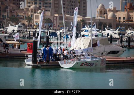 Segelteams erreichen The Pearl Qatar am nationalen Sport-Tag 2014. EFG Segeln Arabia - Tour. Stockfoto