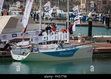 Segelteams erreichen The Pearl Qatar am nationalen Sport-Tag 2014. EFG Segeln Arabia - Tour. Stockfoto