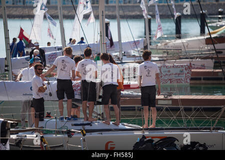 Segelteams erreichen The Pearl Qatar am nationalen Sport-Tag 2014. EFG Segeln Arabia - Tour. Stockfoto