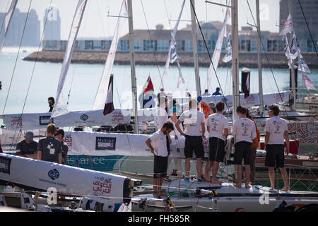 Segelteams erreichen The Pearl Qatar am nationalen Sport-Tag 2014. EFG Segeln Arabia - Tour. Stockfoto