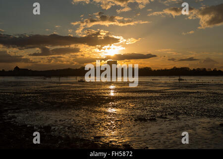 Sonnenuntergang hinter der Bergfried von Portchester Castle. Eine mittelalterliche Struktur innerhalb eines römischen Kastells am Nordende Portsmouth Hafen gebaut Stockfoto