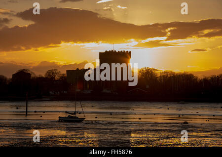 Sonnenuntergang hinter der Bergfried von Portchester Castle. Eine mittelalterliche Struktur innerhalb eines römischen Kastells am Nordende Portsmouth Hafen gebaut Stockfoto