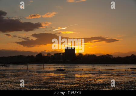 Sonnenuntergang hinter der Bergfried von Portchester Castle. Eine mittelalterliche Struktur innerhalb eines römischen Kastells am Nordende Portsmouth Hafen gebaut Stockfoto