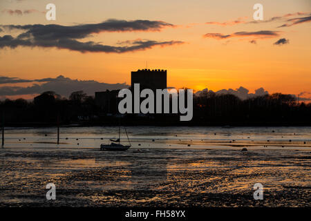 Sonnenuntergang hinter der Bergfried von Portchester Castle. Eine mittelalterliche Struktur innerhalb eines römischen Kastells am Nordende Portsmouth Hafen gebaut Stockfoto