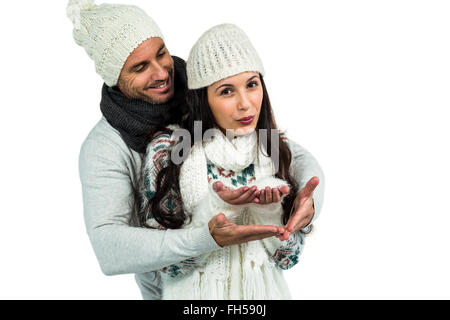 Attraktives Paar weht Kuss an Kamera Stockfoto