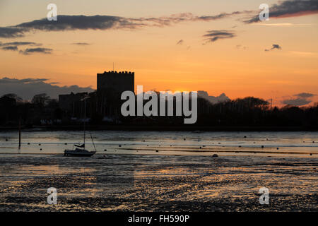 Sonnenuntergang hinter der Bergfried von Portchester Castle. Eine mittelalterliche Struktur innerhalb eines römischen Kastells am Nordende Portsmouth Hafen gebaut Stockfoto