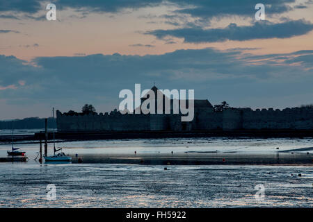 Sonnenuntergang hinter der Bergfried von Portchester Castle. Eine mittelalterliche Struktur innerhalb eines römischen Kastells am Nordende Portsmouth Hafen gebaut Stockfoto