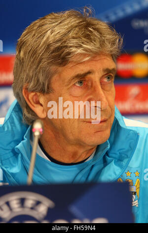 Kiew, Ukraine. 23. Februar 2016: FC Manchester City-Trainer Manuel Pellegrini besucht Pressekonferenz vor UEFA-Champions-League-Spiel gegen den FC Dynamo Kyiv NSK Olimpiyskyi Stadium. Manchester City wird am 24. Februar 2016 zu Dynamo Kiew in der UEFA Champions League Runde 16 Fußballspiels stellen. Oleksandr Prykhodko/Alamy Live-Nachrichten Stockfoto