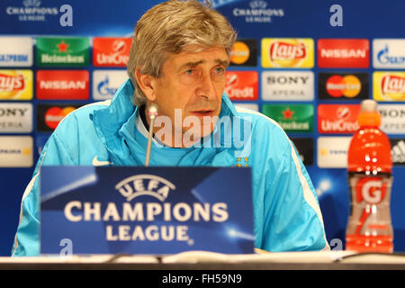 Kiew, Ukraine. 23. Februar 2016: FC Manchester City-Trainer Manuel Pellegrini besucht Pressekonferenz vor UEFA-Champions-League-Spiel gegen den FC Dynamo Kyiv NSK Olimpiyskyi Stadium. Manchester City wird am 24. Februar 2016 zu Dynamo Kiew in der UEFA Champions League Runde 16 Fußballspiels stellen. Oleksandr Prykhodko/Alamy Live-Nachrichten Stockfoto