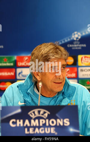 Kiew, Ukraine. 23. Februar 2016: FC Manchester City-Trainer Manuel Pellegrini besucht Pressekonferenz vor UEFA-Champions-League-Spiel gegen den FC Dynamo Kyiv NSK Olimpiyskyi Stadium. Manchester City wird am 24. Februar 2016 zu Dynamo Kiew in der UEFA Champions League Runde 16 Fußballspiels stellen. Oleksandr Prykhodko/Alamy Live-Nachrichten Stockfoto