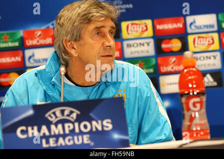 Kiew, Ukraine. 23. Februar 2016: FC Manchester City-Trainer Manuel Pellegrini besucht Pressekonferenz vor UEFA-Champions-League-Spiel gegen den FC Dynamo Kyiv NSK Olimpiyskyi Stadium. Manchester City wird am 24. Februar 2016 zu Dynamo Kiew in der UEFA Champions League Runde 16 Fußballspiels stellen. Oleksandr Prykhodko/Alamy Live-Nachrichten Stockfoto