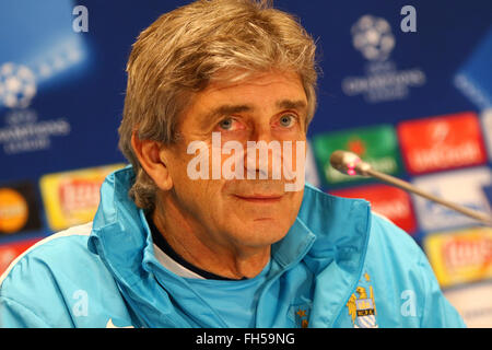 Kiew, Ukraine. 23. Februar 2016: FC Manchester City-Trainer Manuel Pellegrini besucht Pressekonferenz vor UEFA-Champions-League-Spiel gegen den FC Dynamo Kyiv NSK Olimpiyskyi Stadium. Manchester City wird am 24. Februar 2016 zu Dynamo Kiew in der UEFA Champions League Runde 16 Fußballspiels stellen. Oleksandr Prykhodko/Alamy Live-Nachrichten Stockfoto