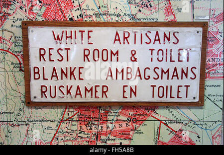 Historische Zeichen aus der Apartheid-Ära im Bezirk 6 Museum in Kapstadt Stockfoto